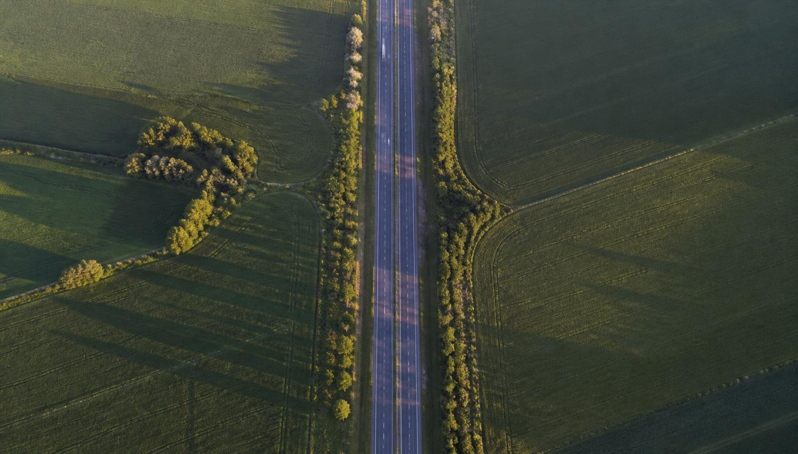 Vista aérea de uma auto-estrada europeia